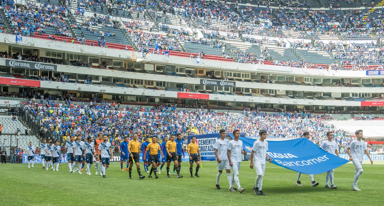 Los equipos salen al protocolo en el primer juego de este sábado en la jornada 1 del Apertura 2018 de la Liga MX.