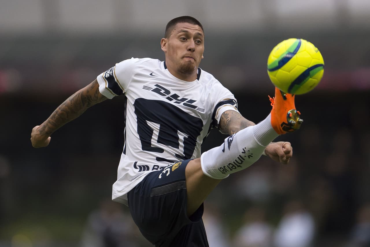 Mientras se define el futuro del atacante chileno Nicolás Castillo, quien sale de los Pumas, se rumoran dos vertientes para él: el futbol europeo, y América y Rayados como sus opciones.