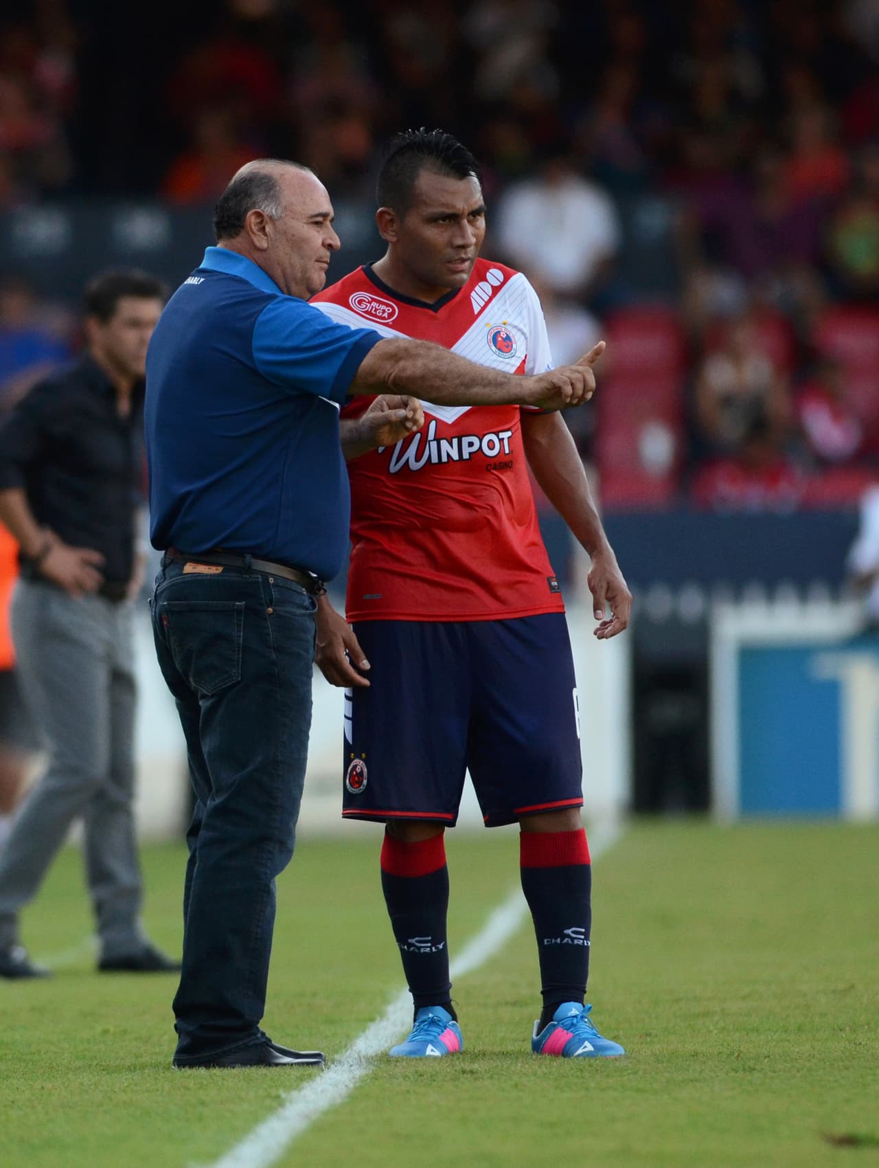 Luis Martínez - 5 puntos: Cerramos la lista con el mediocampista del Veracruz. La victoria del equipo jarocho le permitió tener una jornada destacada.
