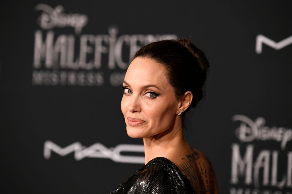 Angelina Jolie encarna a un hada vengativa que se ve obligada a maldecir a una princesa recién nacida, solo para descubrir que la niña puede ser la única persona que puede restaurar la paz en su problemática tierra.