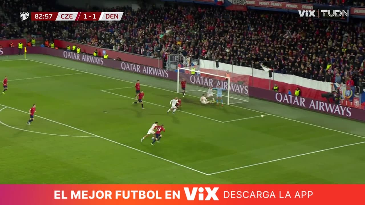 ¡Se salva Chequia! El balón se pasea en el área y nadie lo empuja