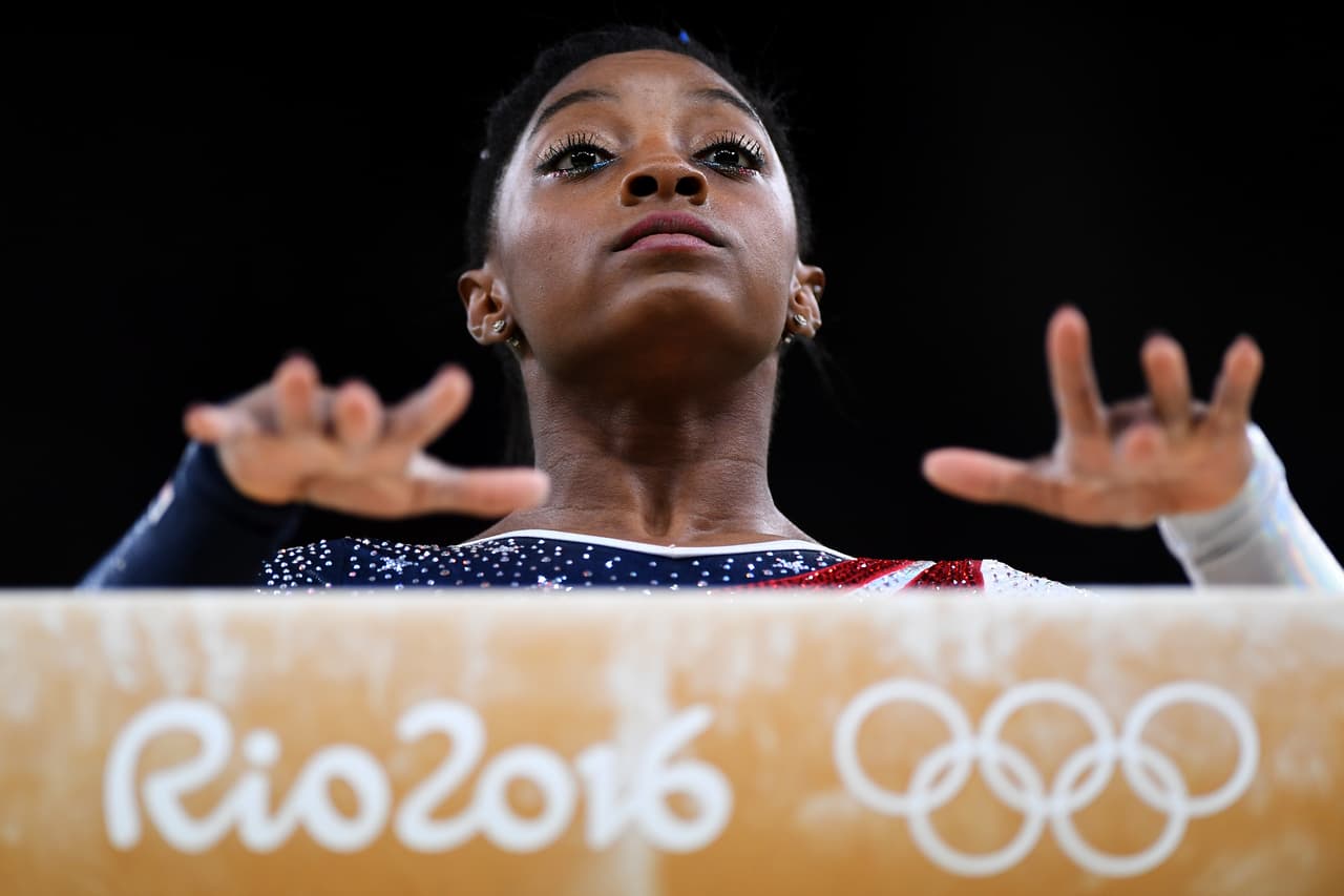 Simone Biles, la indiscutible líder del grupo, concentrada antes de una de sus presentaciones.
<br>