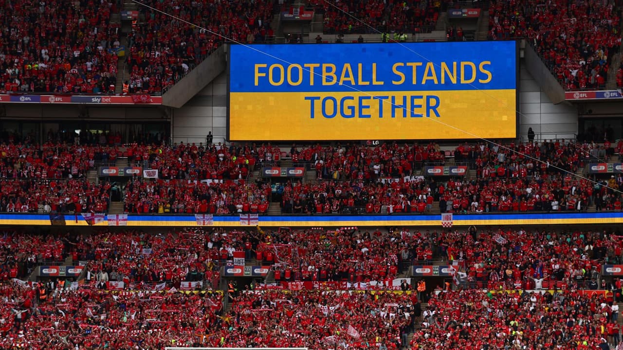 La federación de futbol ruso aplaza su renuncia a la UEFA