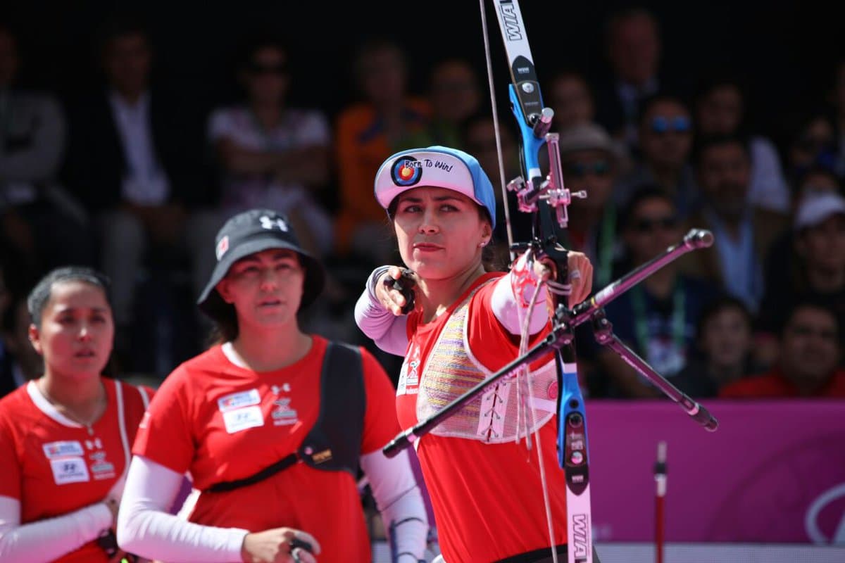 Rumbo a la pelea por el oro, la terna femenil venció 5-3 a Rusia en la ronda de semifinales, mientras que en los cuartos de final se impusieron 6-2 a Bielorrusia.