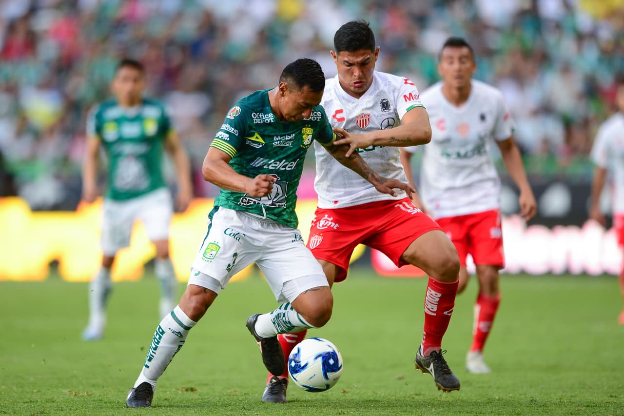 Gil Buron disputa la pelota con Maxi Salas y consigue un saque de manos a favor de León.