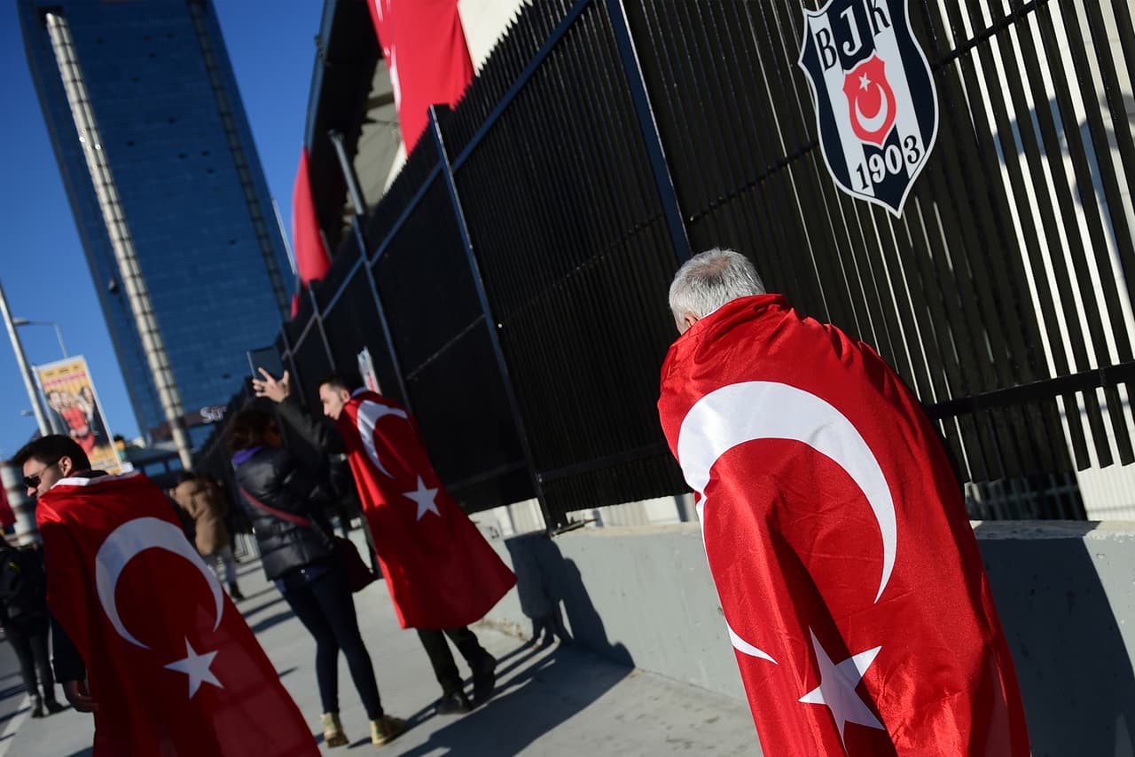 Los consternados residentes de Besiktas usaron banderas turcas.