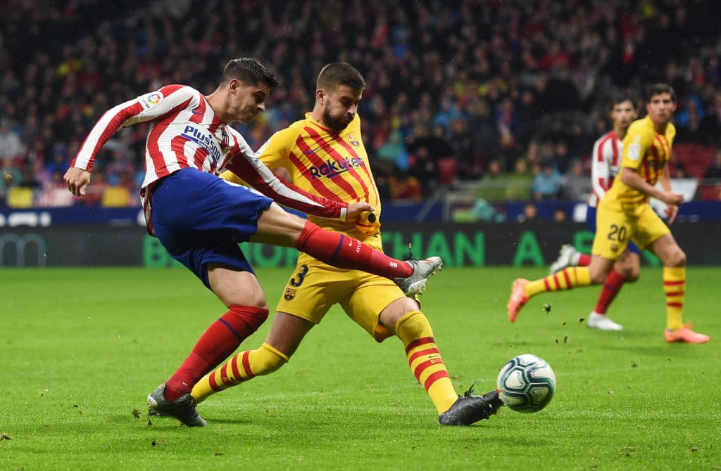 Piqué evita el disparo de Morata.