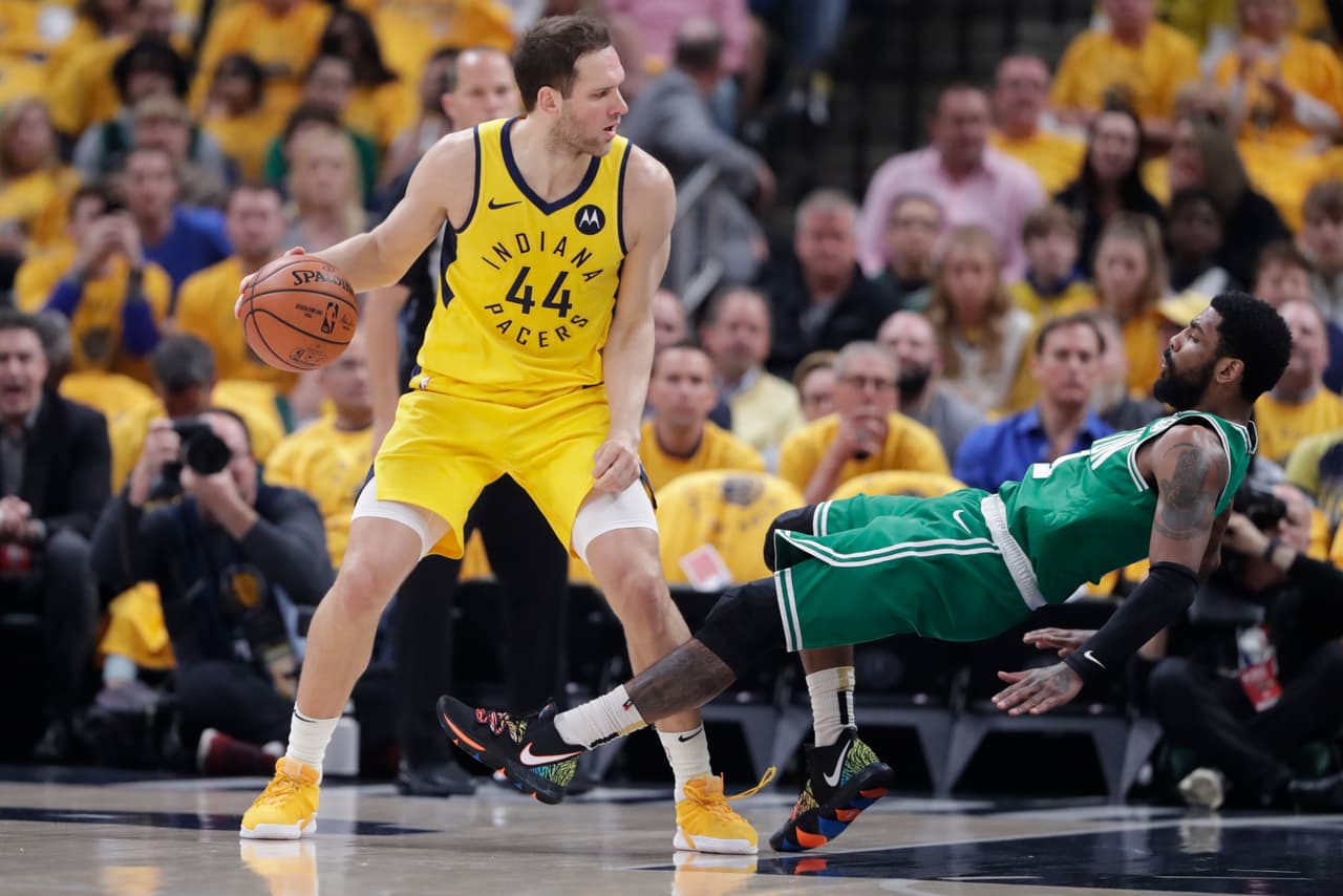 El croata Bojan Bogdanovic (izquierda) anotó 22 puntos y fue el más destacado del partido, pero no fue suficiente para contener a Boston que barrió la serie 4-0.