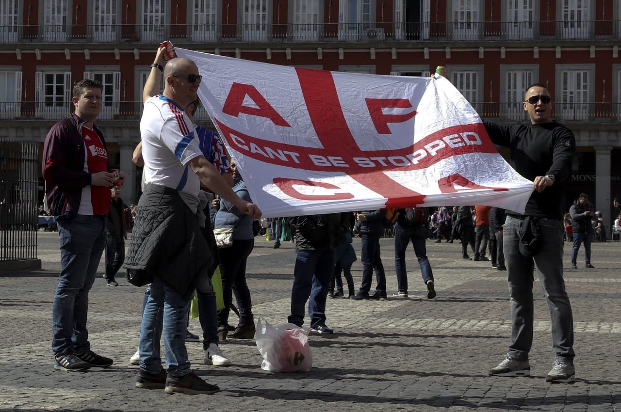La intensidad de los hinchas de Real Madrid se sintió en el estadio Santiago Bernabéu, mientras los de Ajax llegaron a sitios como la Puerta del Sol y la Plaza Mayor en las calles de la capital española para el juego de vuelta de los Octavos de Final de la Champions League.