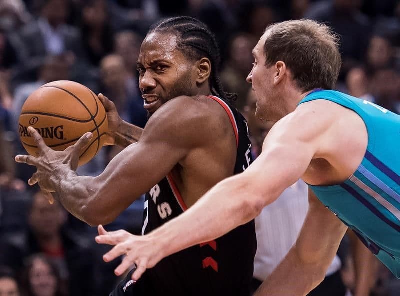 <b>Charlotte 106-127 Toronto</b>. Kawhi Leonard lideró a los Raptors con 22 puntos, pero Kyle Lowry y Jonas Valanciunas lograron doble doble con 16 puntos y 14 asistencias y 17 tantos y 10 rebotes.