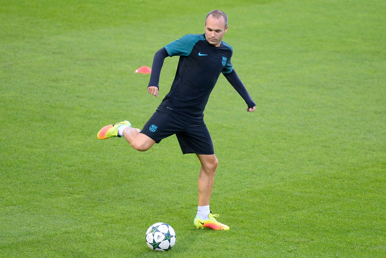 FC Barcelona's Andres Iniesta attends a training session in Moenchengladbach on September 27, 2016, on the eve of UEFA Champions League Group C football match Borussia Moenchengladbach vs FC Barcelona. / AFP / Roberto Pfeil (Photo credit should read ROBERTO PFEIL/AFP/Getty Images)