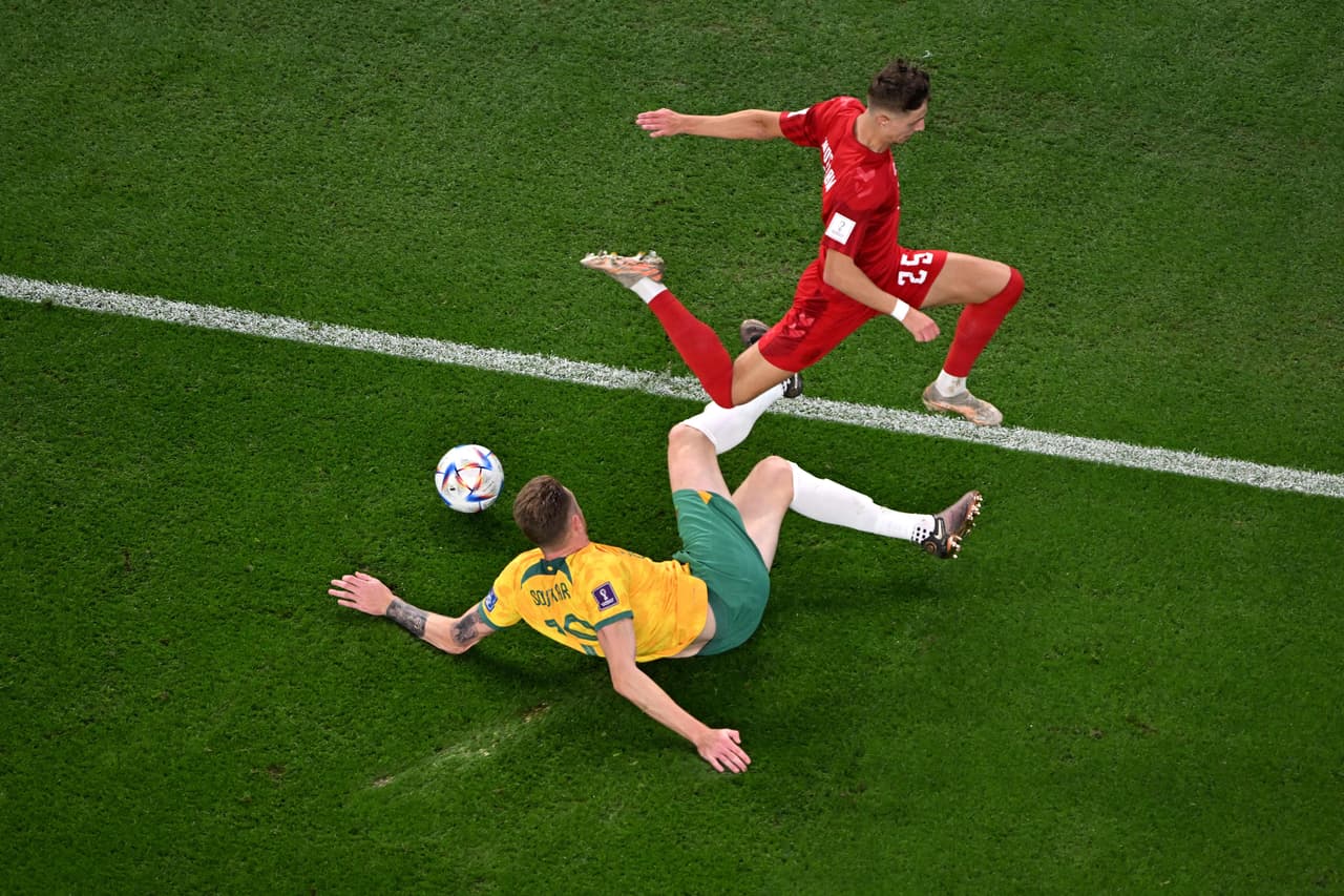 La Selección de Australia venció por la mínima a su similar de Dinamarca para eliminarlos de la Copa del Mundo y acceder al boleto de los octavos de final por segunda vez en su historia.Australia no había llegado a la siguiente fase desde 2006 y a pesar del dominio de los daneses, la defensa de los Socceroos los llevó a conseguir el boleto a los octavos de final de Qatar 2022.