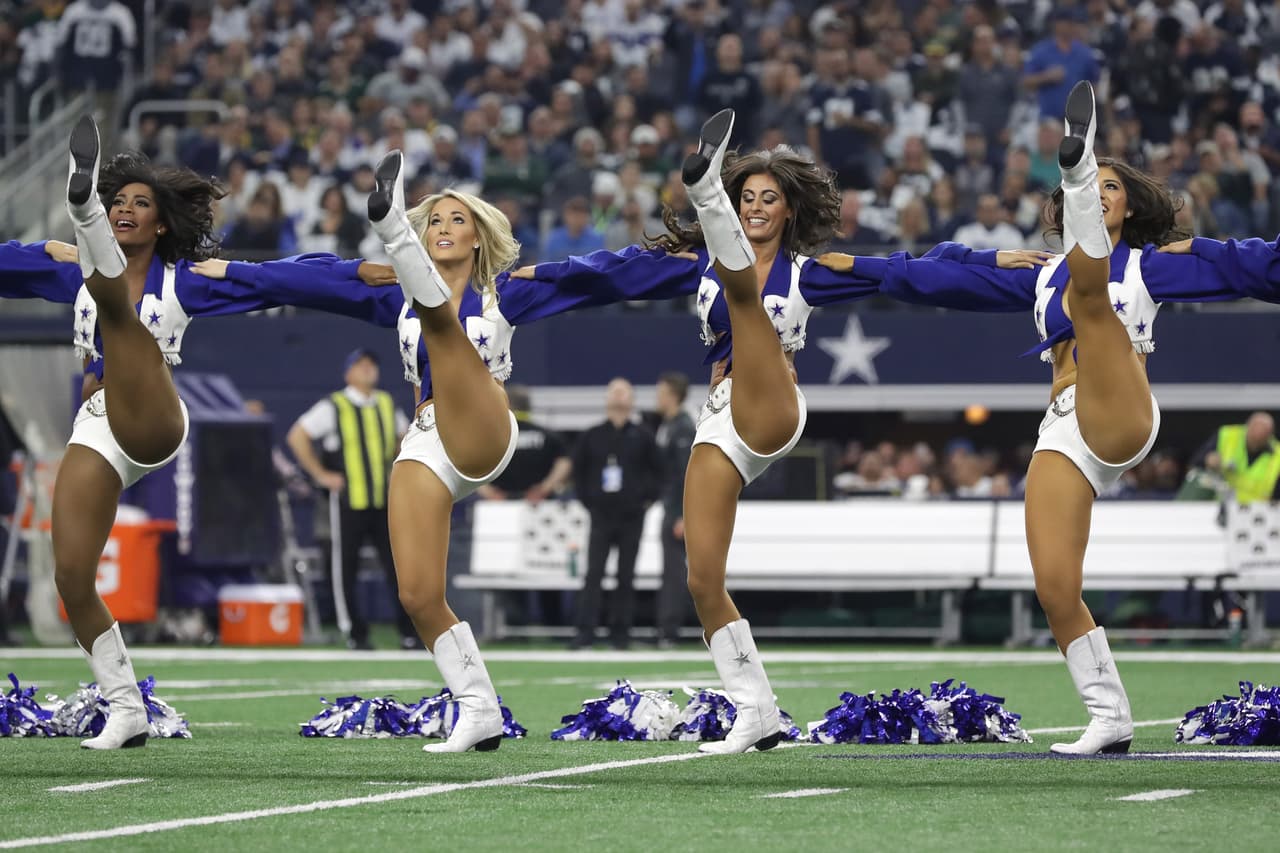 La belleza y energía de las porristas, junto con las ocurrencias y colorido de los fanáticos le dan un ingrediente adicional a la fiesta del fútbol americano de la NFL, en medio de la definición de los equipos que estarán en el Super Bowl.