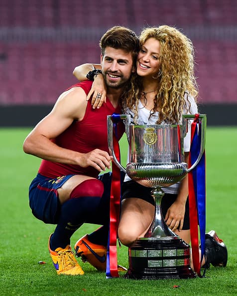 Ya el equipo estaba en las duchas, pero Piqué disfrutaba su momento con Shakira.