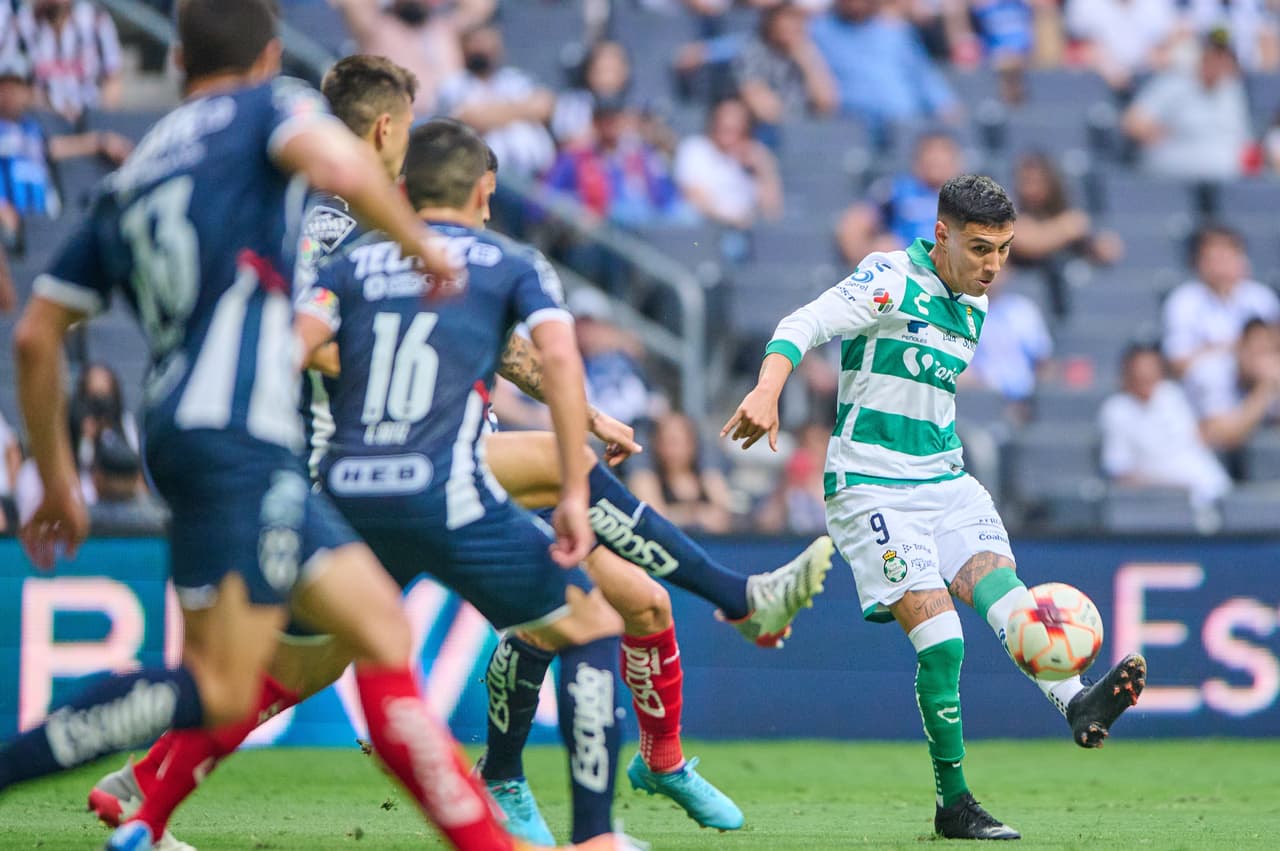 El primer tiempo en el Gigante de Acero entre Rayados y Santos Laguna tuvo de todo: errores, imprecisiones, fallos increíbles y espectáculo por parte de Carlos Acevedo.