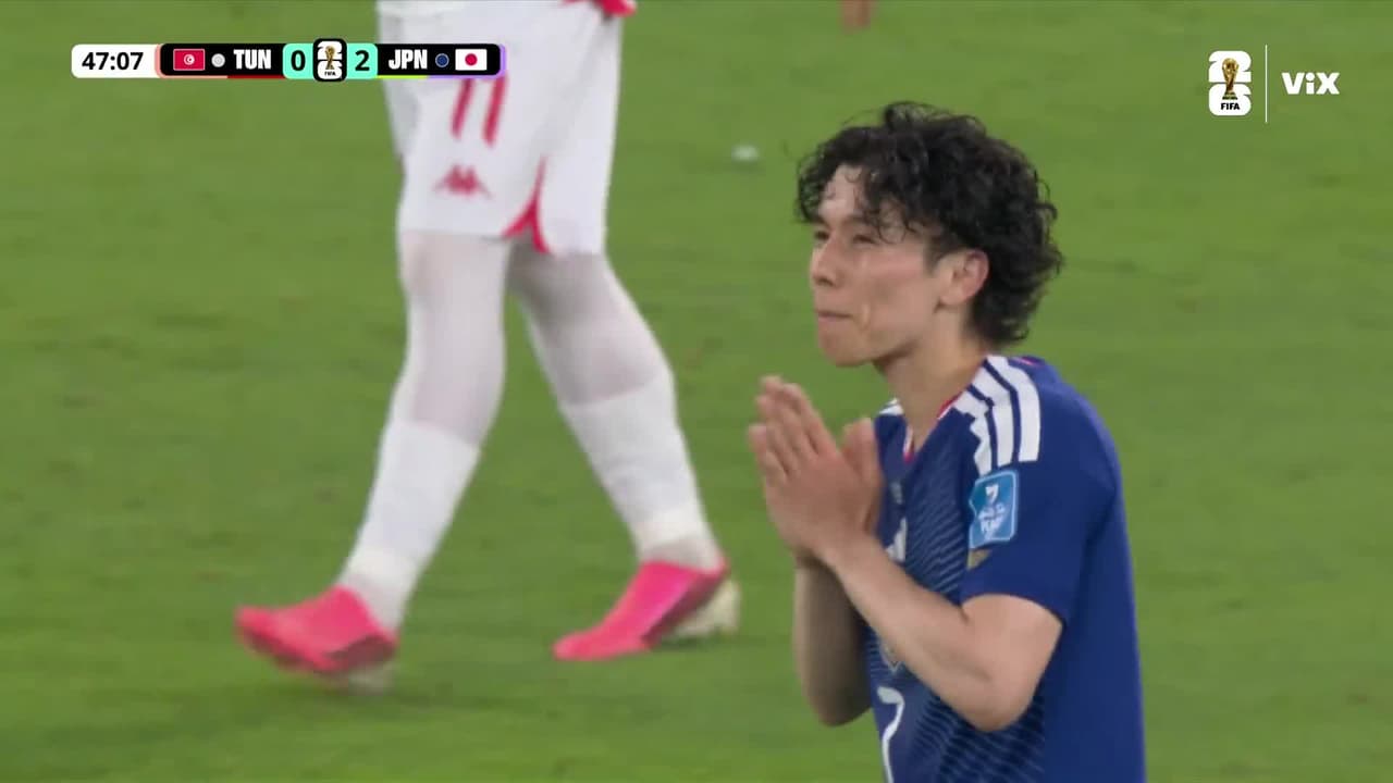 ¡Si Tanaka clava ese gol se cae el Estadio Monterrey!