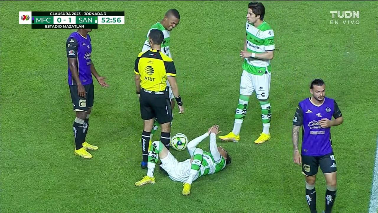 ¡TIRO ATAJADO! disparo por Javier Correa.