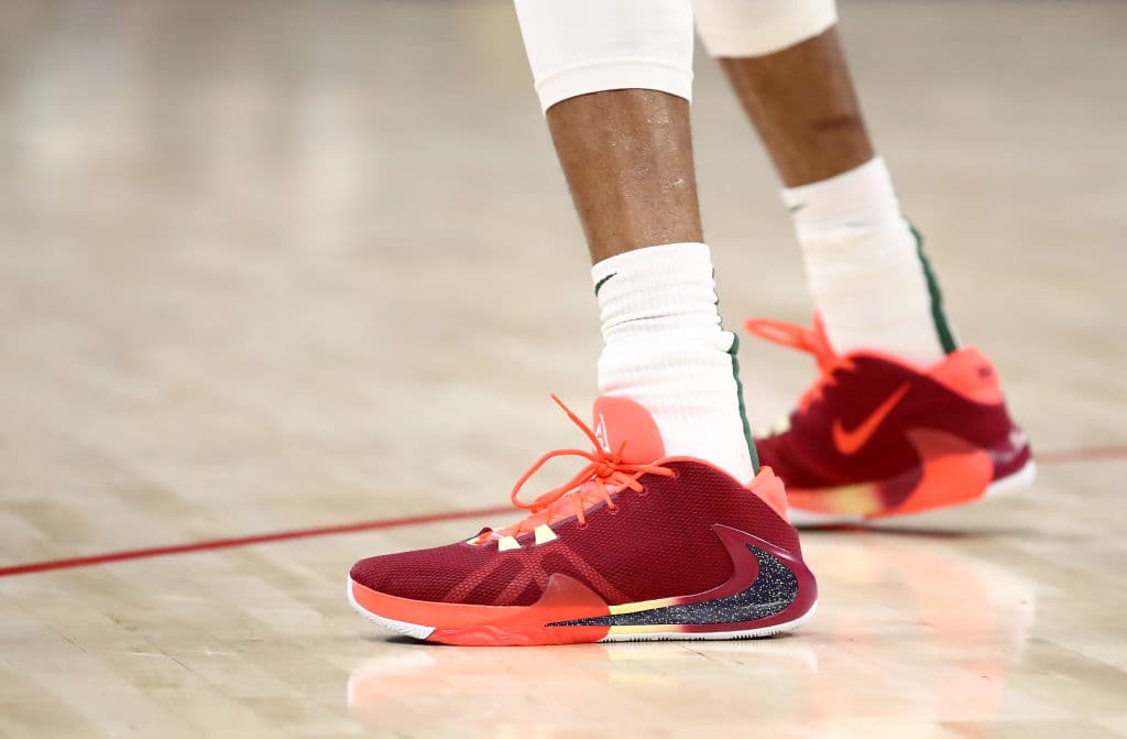 De colores, con dedicación o camuflados, los diseños de los mejores basquetbolistas del mundo.