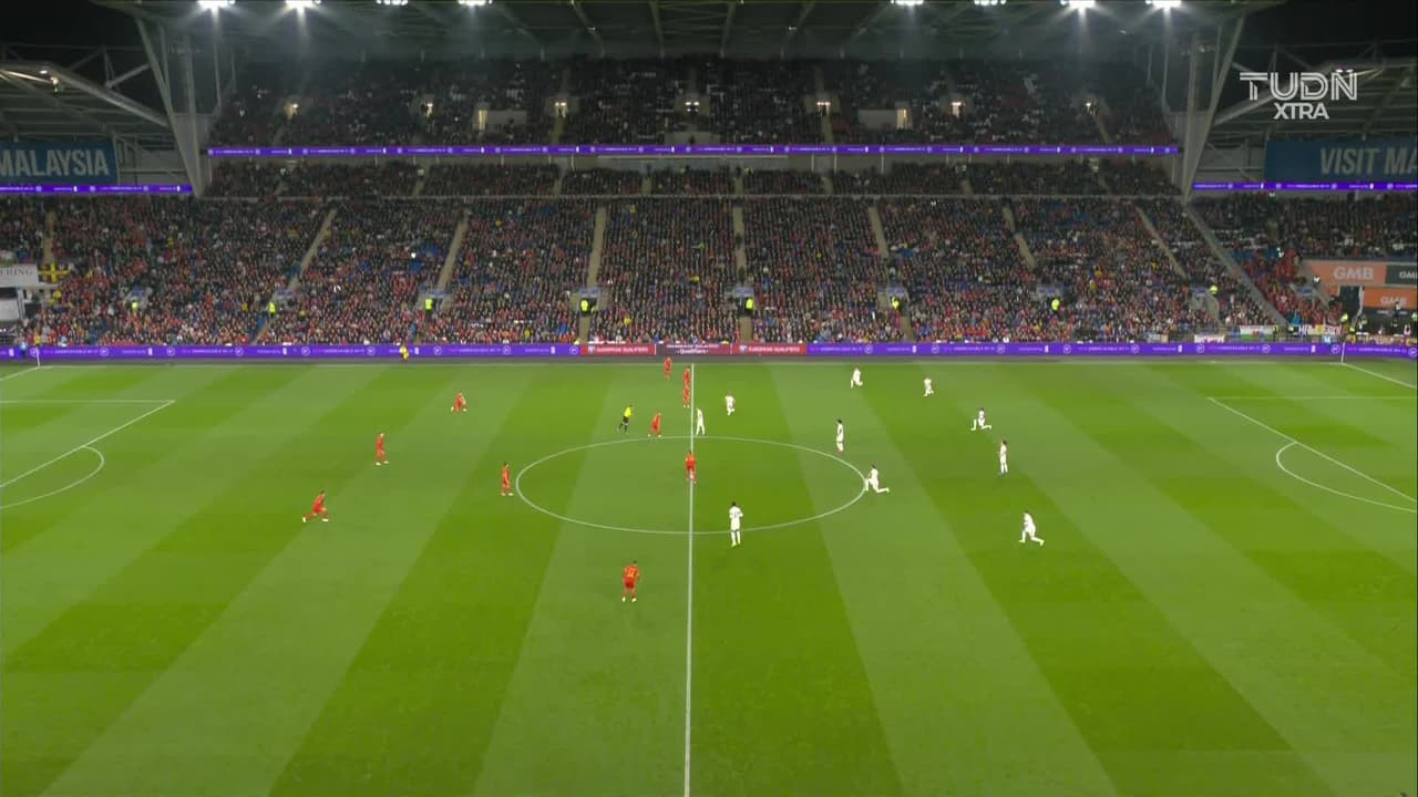 Arranca el partido y la pelota está en juego.