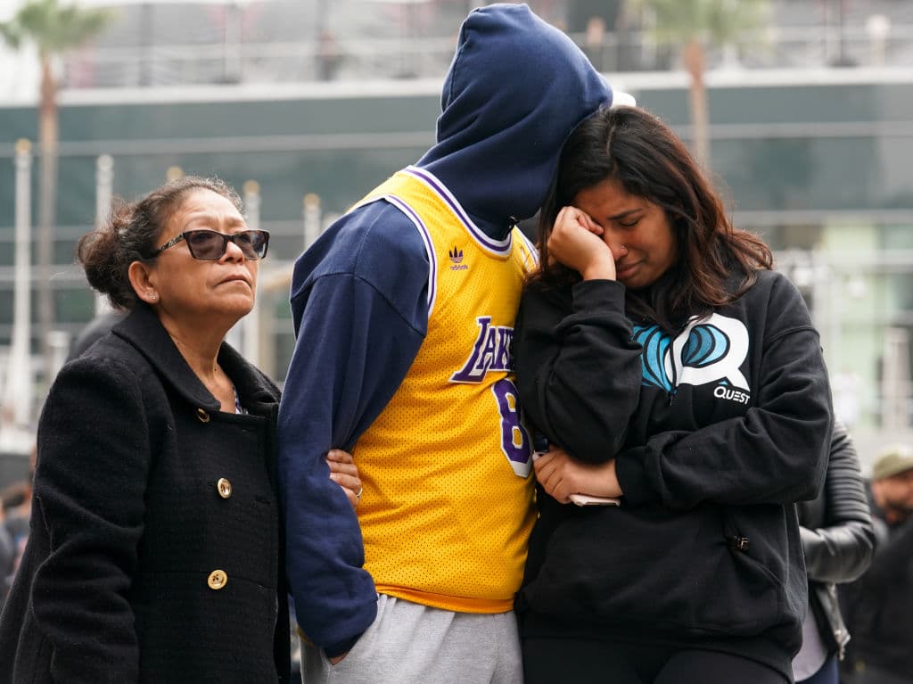 Aficionados se acercaron al Staples Center, entre lagrimas e indredulidad para dejar flores por la muerte de Kobe Bryant.