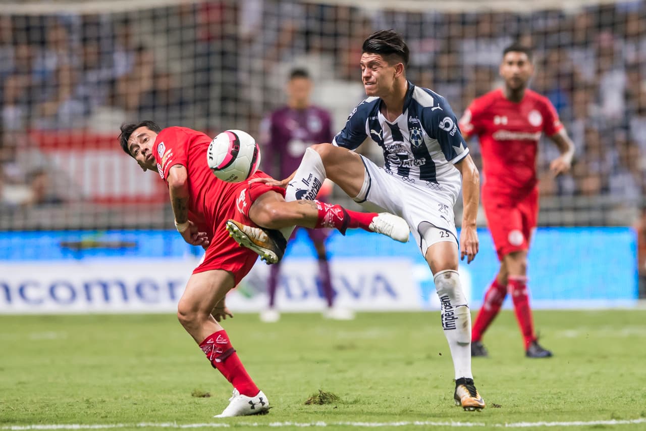Mohamed opta por colocarlo a la izquierda del paraguayo Celso Ortiz. El trío de mediocampo se completa con el uruguayo Carlos Sánchez.