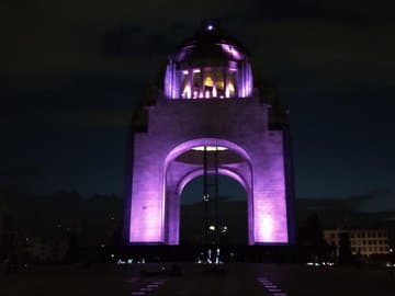 México pinta de morado sus monumentos en honor a los Paralímpicos