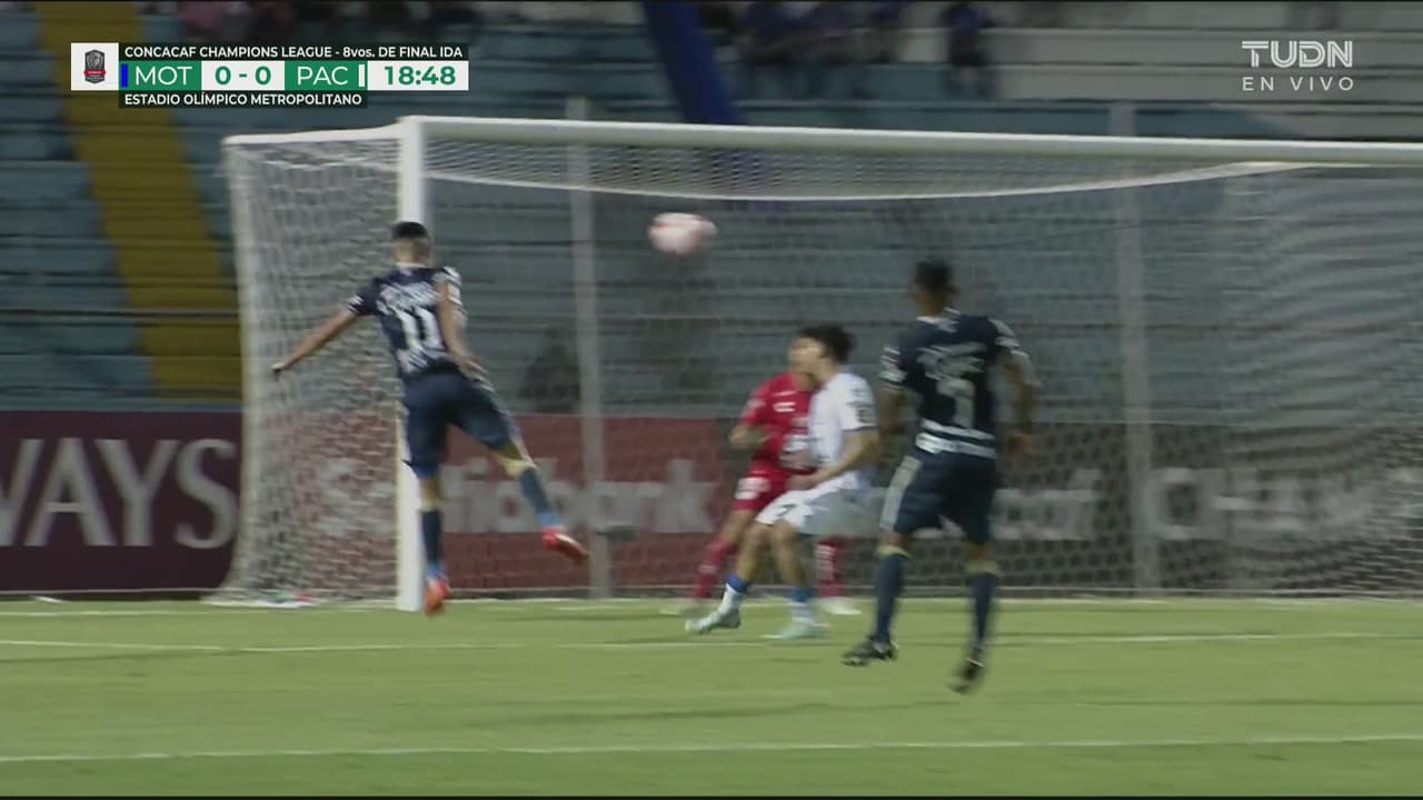 ¡Perdonó Campana! El atacante cabecea y termina en manos de Ustari