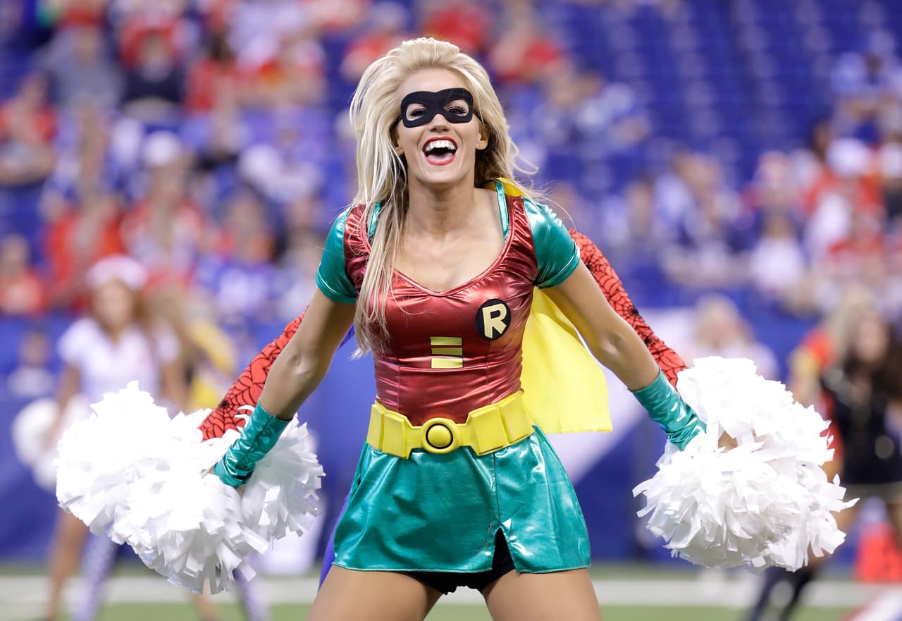 Batman se tomó el día de descanso y puso a luchar por la alegría a su compañera Robin como animadora de Indianapolis Colts.