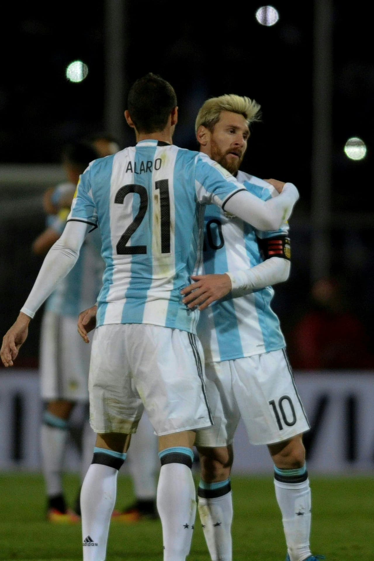 El pibe de 23 años hizo su debut con la Albiceleste en el Estadio Malvinas Argentinas de Mendoza contra Uruguay.