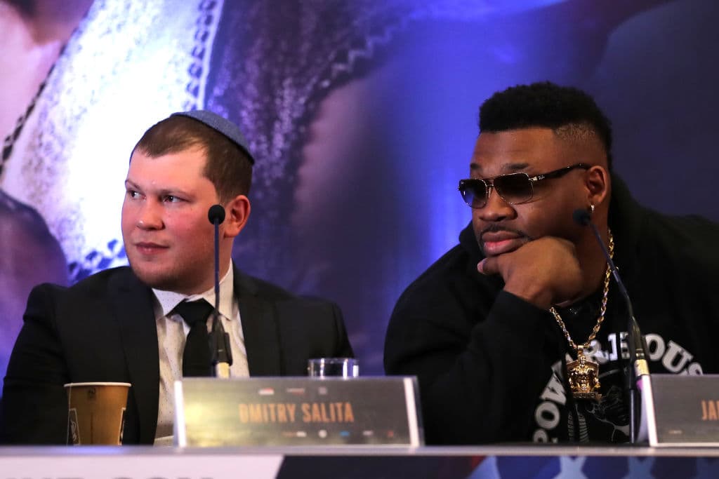 Del otro lado del templete, Jarrell Miller y su promotor Dmitry Salita escuchan al otro bando durante la rueda de prensa de este lunes.