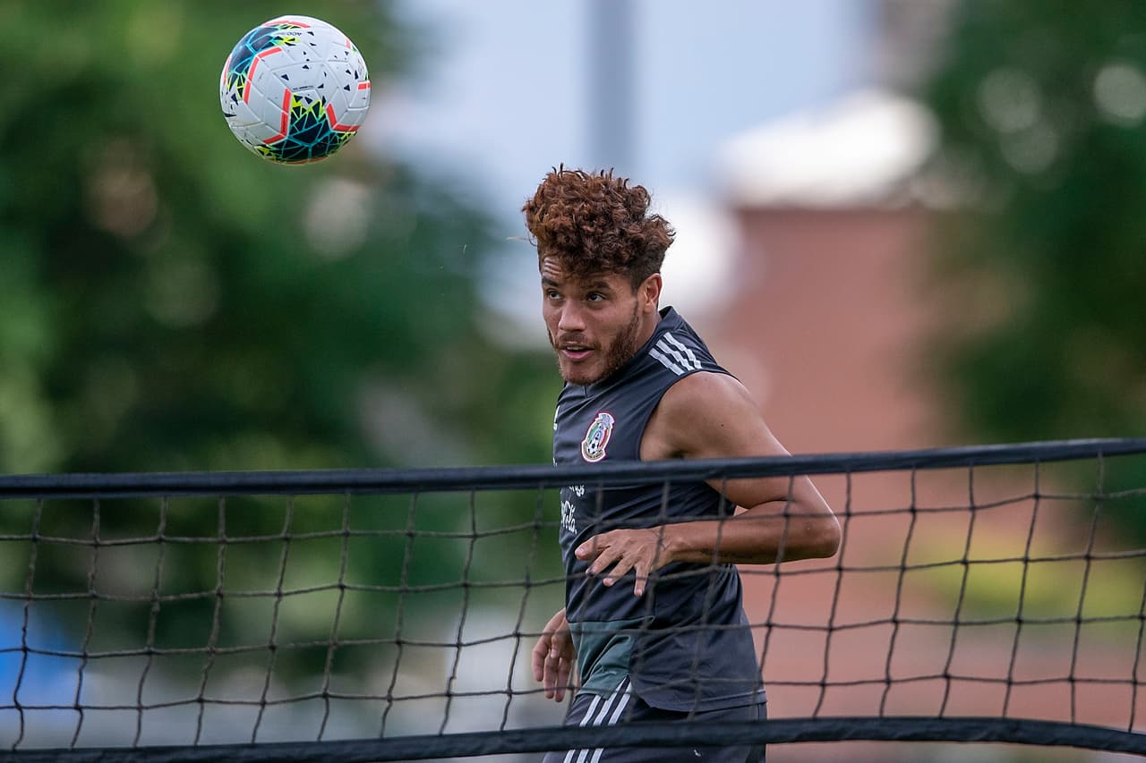 Integrantes y cuerpo técnico de la Selección Mexicana de fútbol no perdieron el tiempo y luego de su llegada a la ciudad de Chicago, se pusieron a entrenar en las instalaciones de la Universidad de Illinois. El entrenador Gerardo 'Tata' Martino dirigió la práctica para iniciar con la preparación en ruta al importante duelo por la Final de la Copa Oro ante Estados Unidos.
