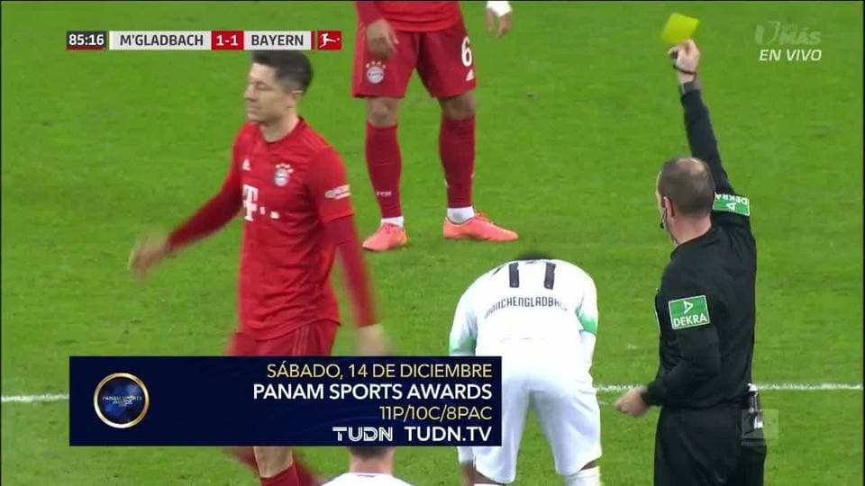 Tarjeta amarilla. El árbitro amonesta a Robert Lewandowski de FC Bayern München