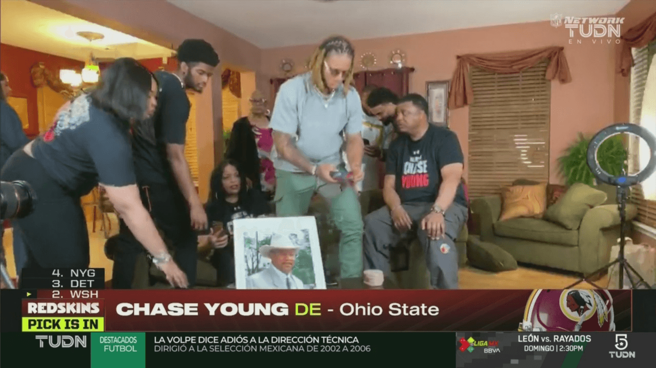 Chase Young eestaba impaciente antes de recibir la llamada.