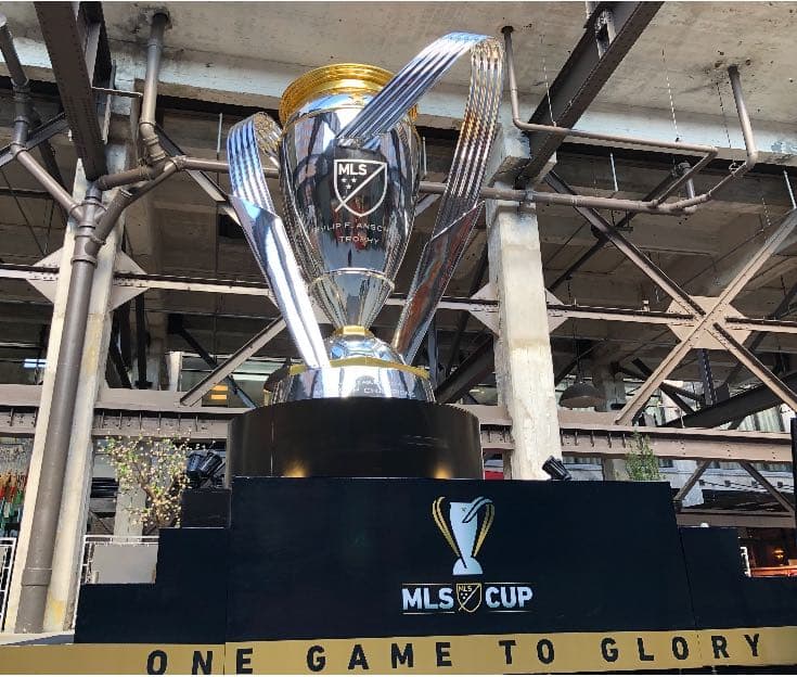 Una versión gigante del trofeo de la MLS Cup divierte a los vecinos de la ciudad de Atlanta. (FutbolMLS.com)