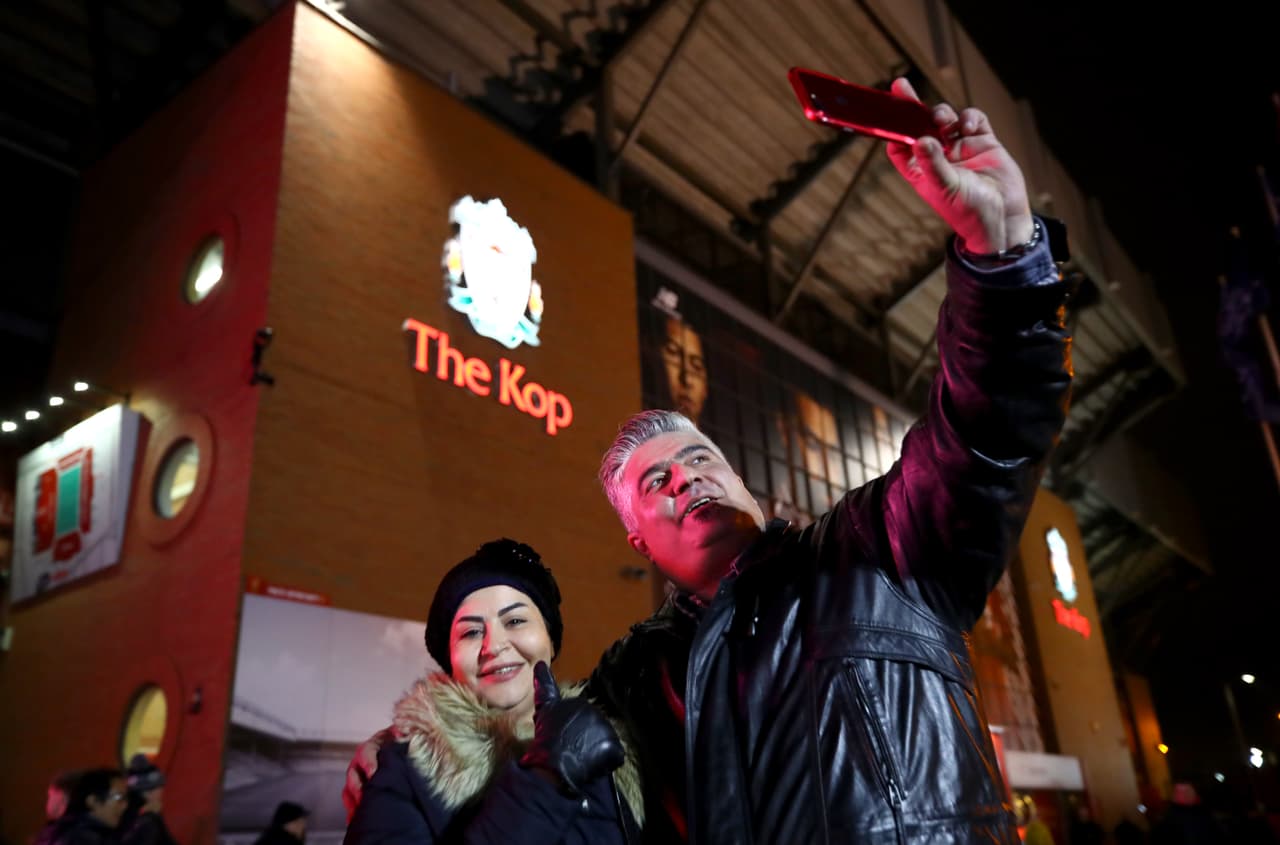 La ciudad de Liverpool se contagió de la fiebre de Champions League en el último partido del Grupo C, donde su equipo debe vencer en Anfield a Napoli por dos goles para depender de si mismo.