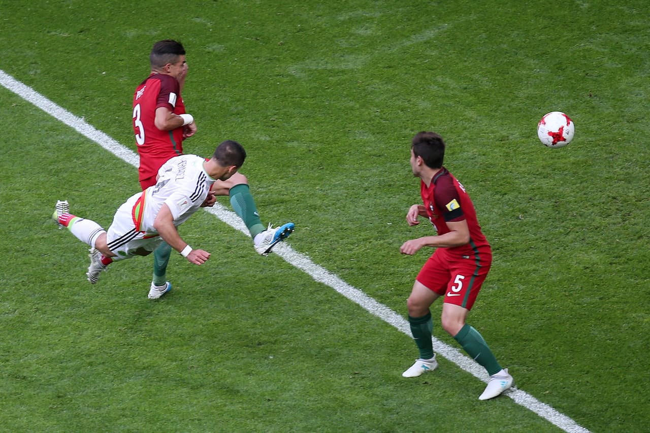 Chicharito ha sido elegido el "Mejor Jugador del Mes" en 8 ocasiones: 6 ocasiones en la Premier League con el Manchester United y 2 en la Bundesliga con el Bayer.