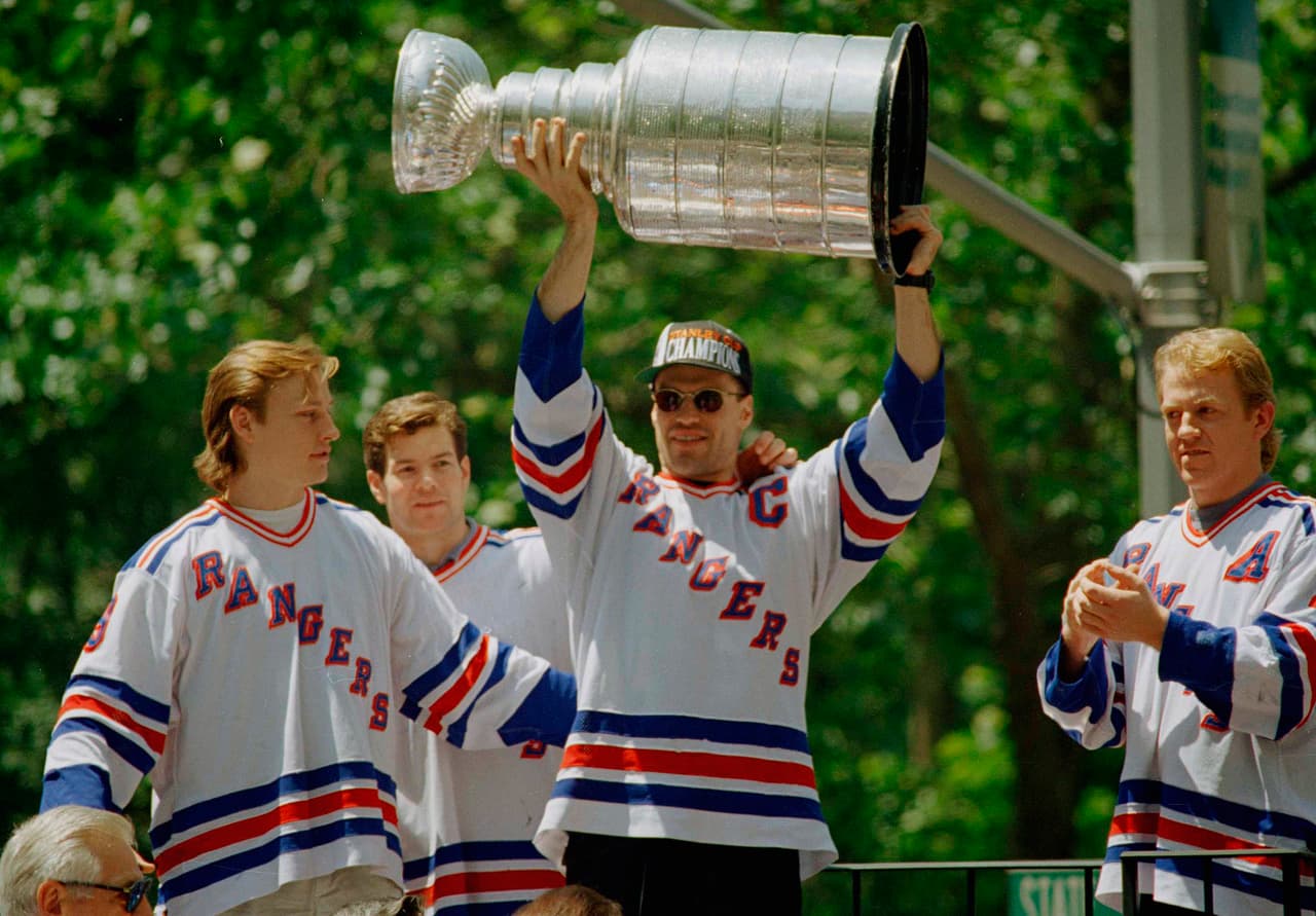 <b>Paseo con su gente</b>
<br>Mark Messier, el capitán de New York Rangers disfruta y muestra la Stanley Cup durante el paseo en New York el 17 de junio de 1994.