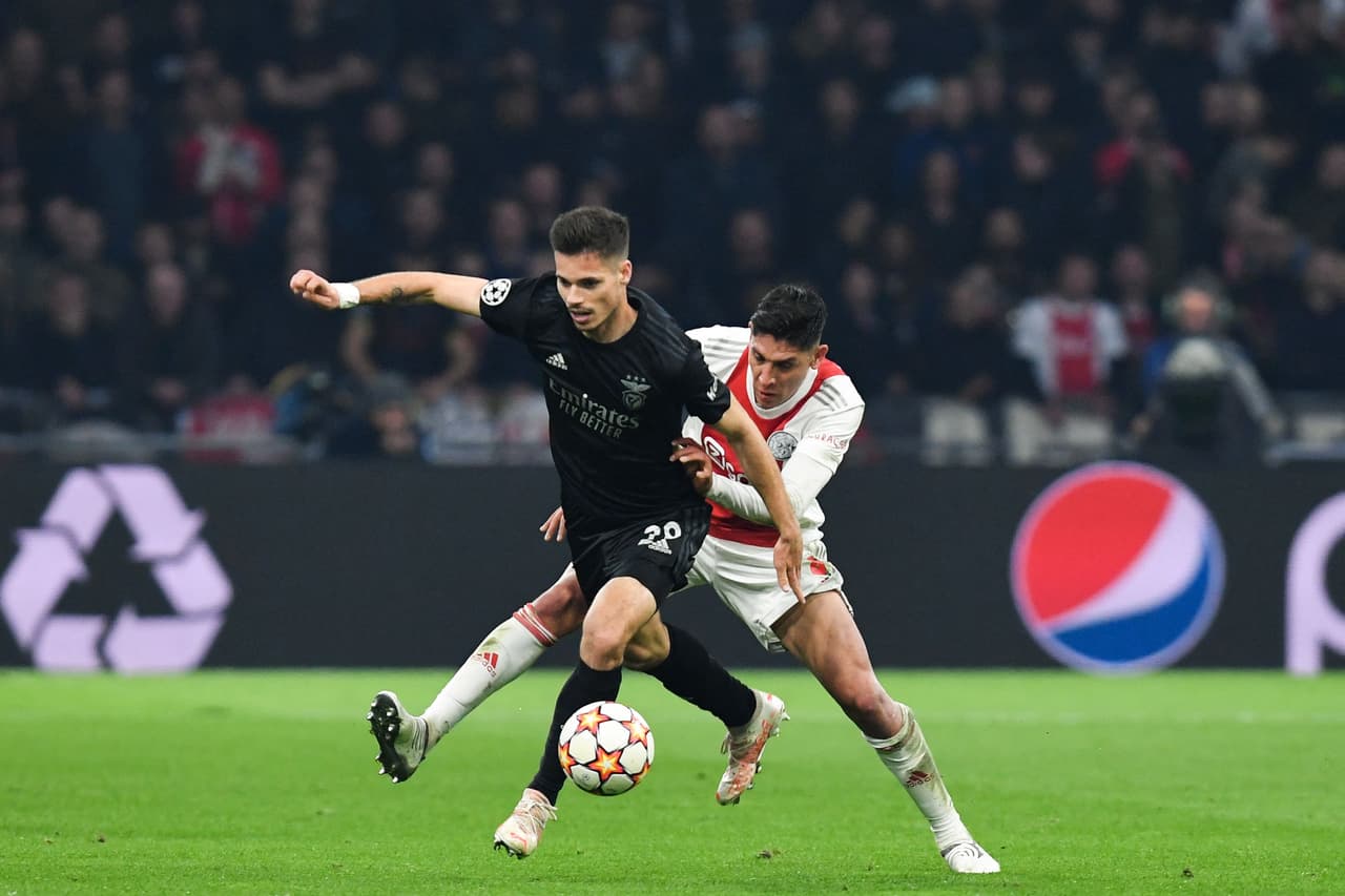 El mexicano Edson Álvarez aparecía como titular en el equipo que dirige Erik ten Hag.