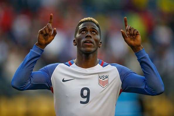 Gyasi Zardes: Jugó de medio derecho. Se agregó bien al ataque y por momentos terminaba como segundo delantero. Tuvo algunas oportunidades. Calificación: 8.