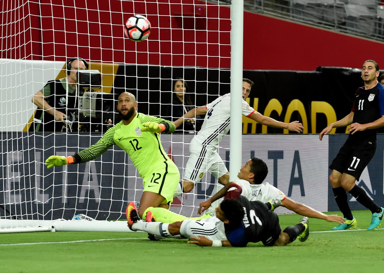 Tim Howard: Tuvo una buena actuación, ordenó bien a su defensa. No pudo hacer nada en el gol de Bacca. Calificación 8.