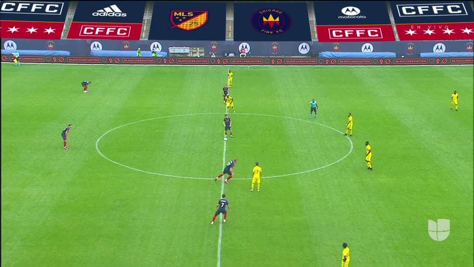 Arranca el partido y la pelota está en juego.