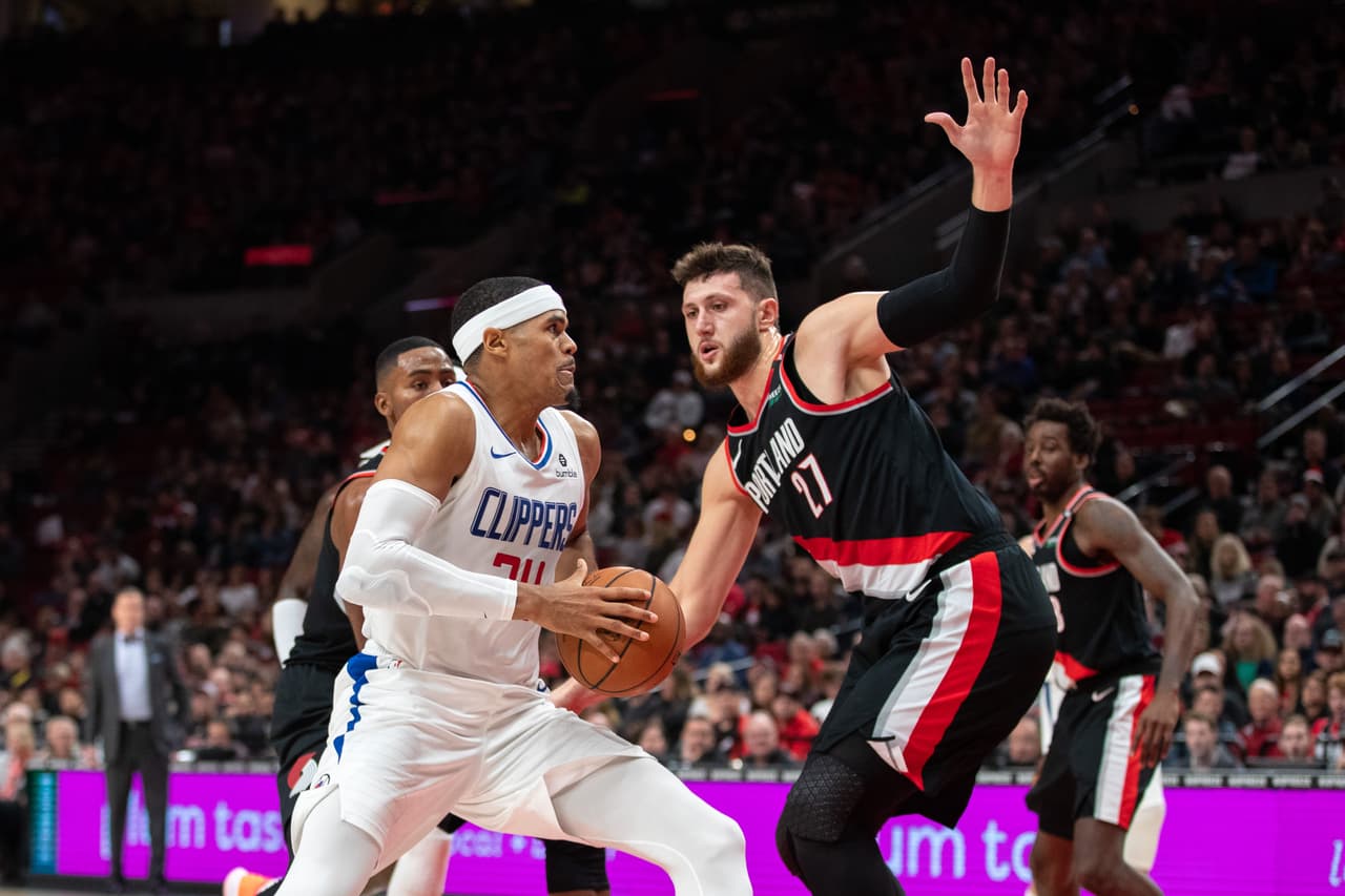 <b>LA Clippers 104-100 Portland</b>. Tobias Harris se destapó con 34 puntos y 11 rebotes para guiar a los Clippers (13-6) a vencer en gira a Portland (12-8), por quienes brilló Damian Lillard con 30 puntos.