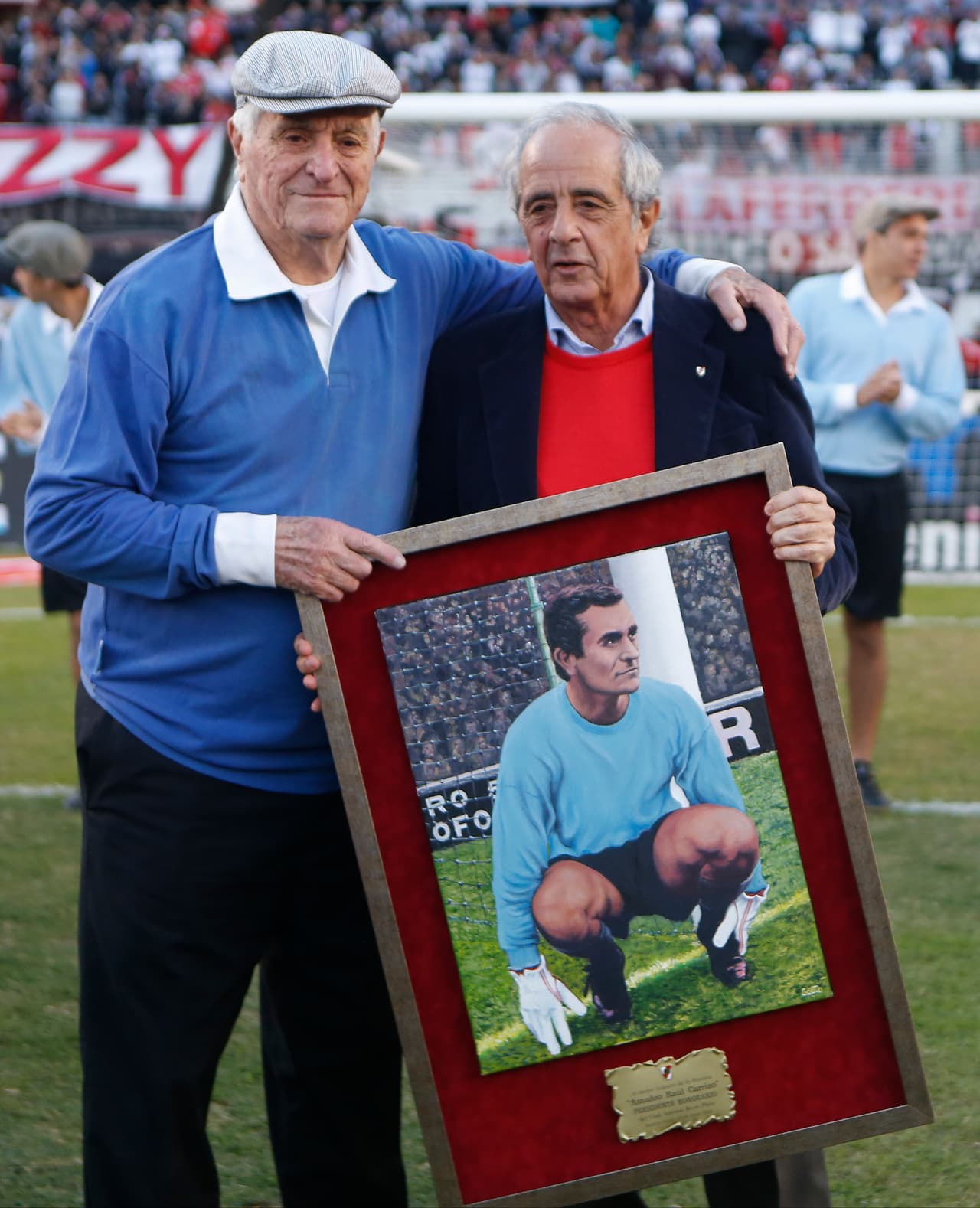 El argentino Amadeo Carrizo fue uno de los primeros arqueros al que se le vio con guantes. Fue en 1957 y fue una gran novedad.