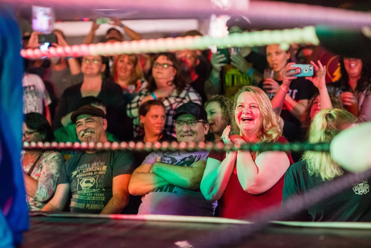 Algunas veces hay quienes se ven conmovidos por sus luchadores.