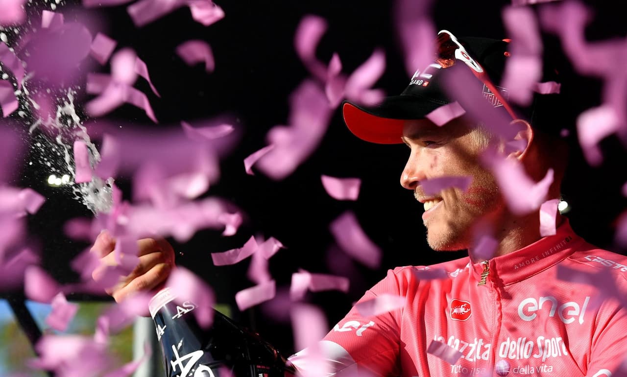 El belga Tim Wellens (Lotto Soudal) impuso su fortaleza en el tramo final para ganar la cuarta etapa del Giro de Italia, en la que el australiano Rohan Dennis (BMC) mantuvo la 'maglia' de líder.