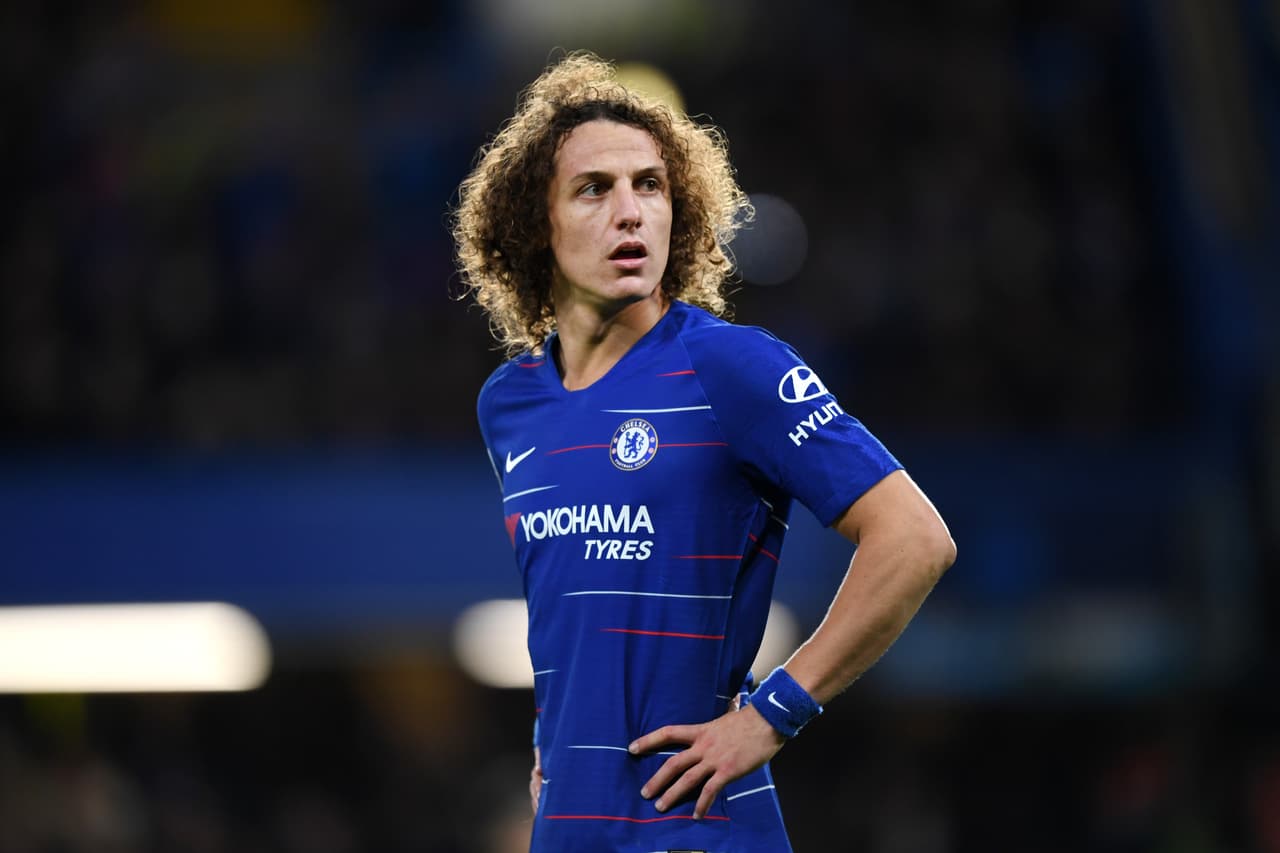 El brasileño David Luiz se podría ver forzado a salir del Chelsea, pues en una entrevista dejó en entredicho el interés del club, en el que se afirmó contento, por confirmarle su continuidad.