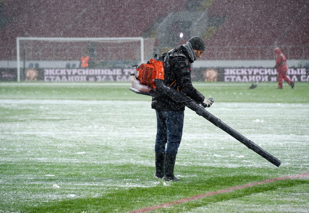 Como es costumbre en el territorio ruso, el invierno suele ser muy fuerte por lo que en varios partidos del Spartal de Moscú se tiene que hacer un mantenimiento previo a su uso para retirar la capa de nieve.