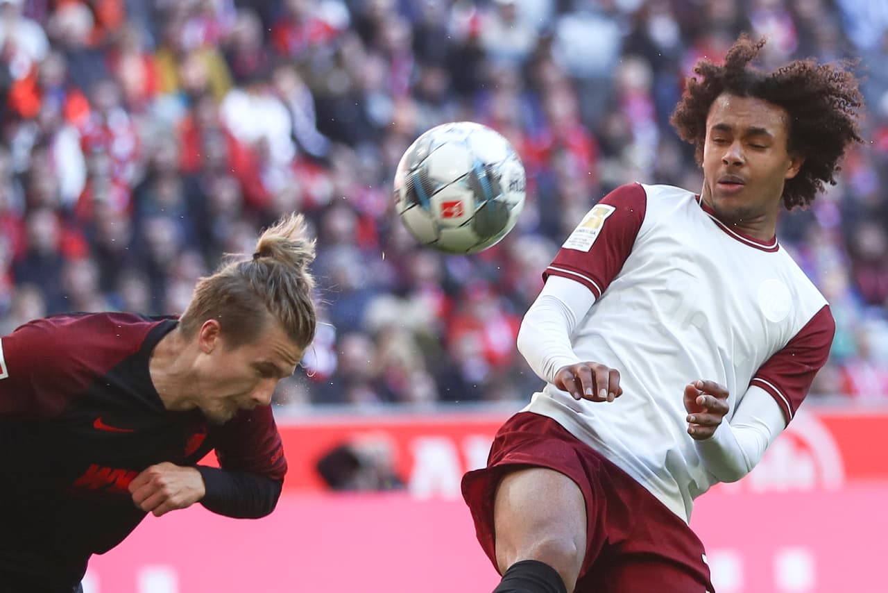 Tin Jedvaj con cabezazo, trata de robarle el esférico a Joshua Zirkzee.