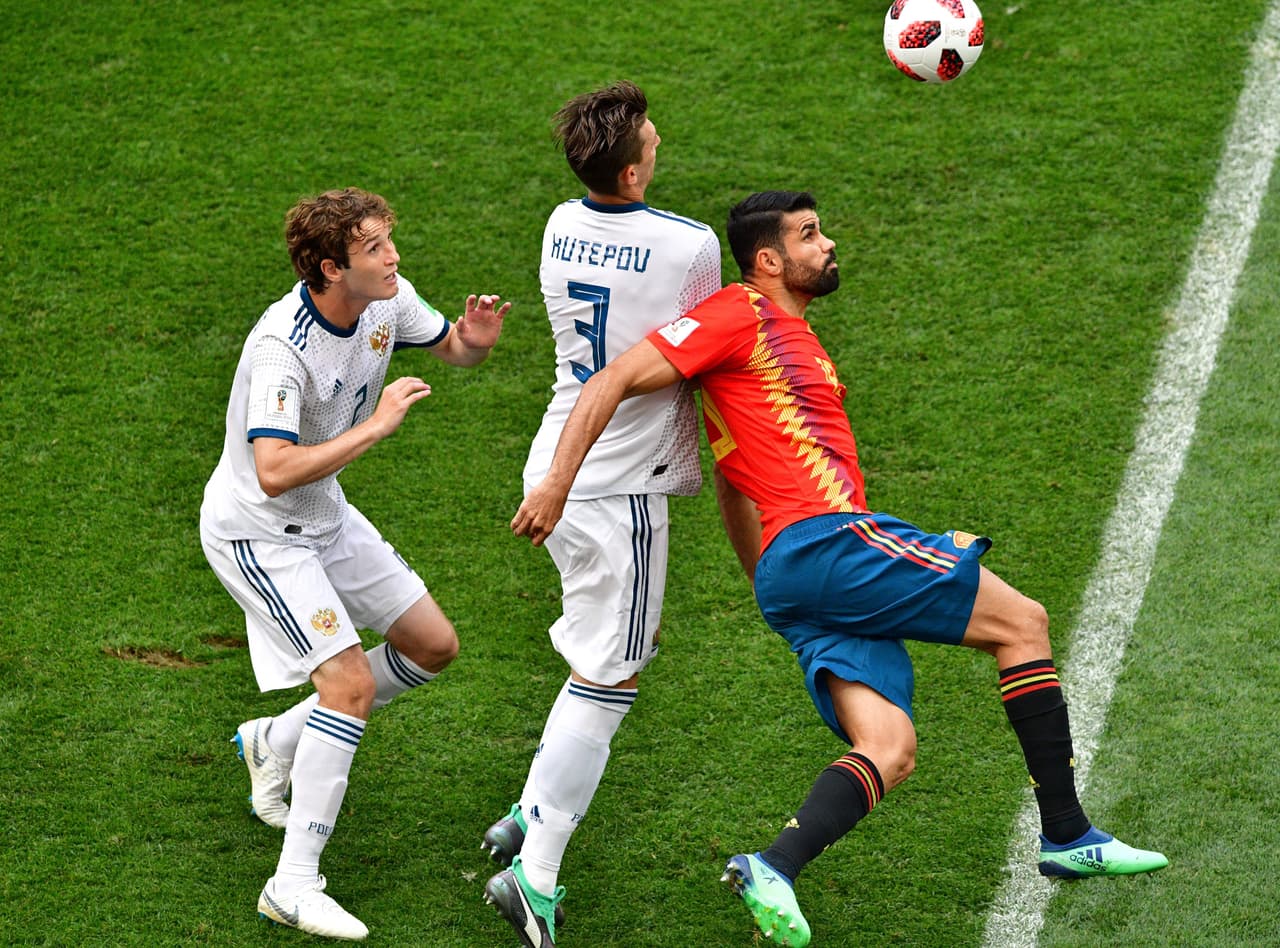 En los primeros minutos, con los pocos espacios que debajan los locales, el hispano-brasileño hacía de pivote para bajar los balones. No funcionó en ese momento.