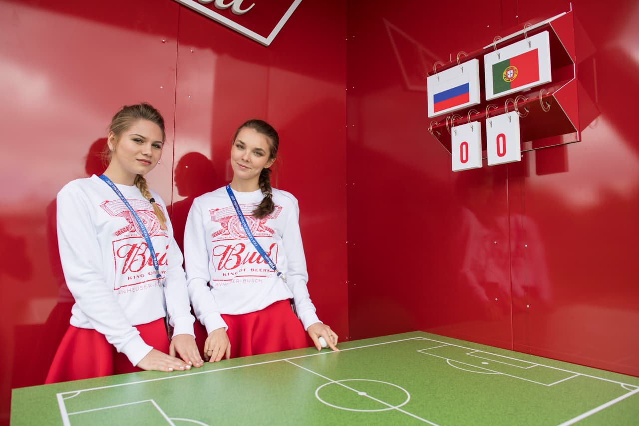 Así mismo, las modelos de las marcas patrocinadoras también se hicieron presentes poniendo los primeros visos de belleza en el estadio moscovita.